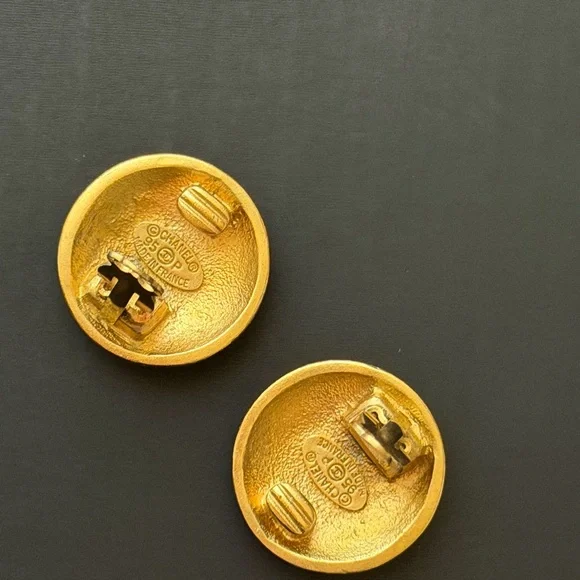 CHANEL Gold-Tone CC Dome Earrings Vintage - Picture 6 of 9